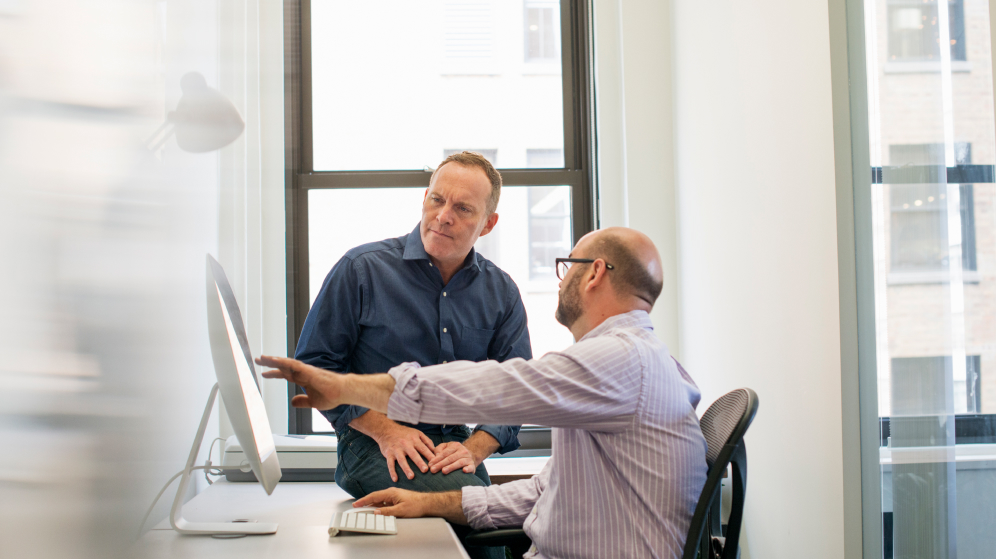 Deux collègues travaillent sur un panneau digital Lean de iObeya depuis leur ordinateur pour partiquer la résolution de problèmes 