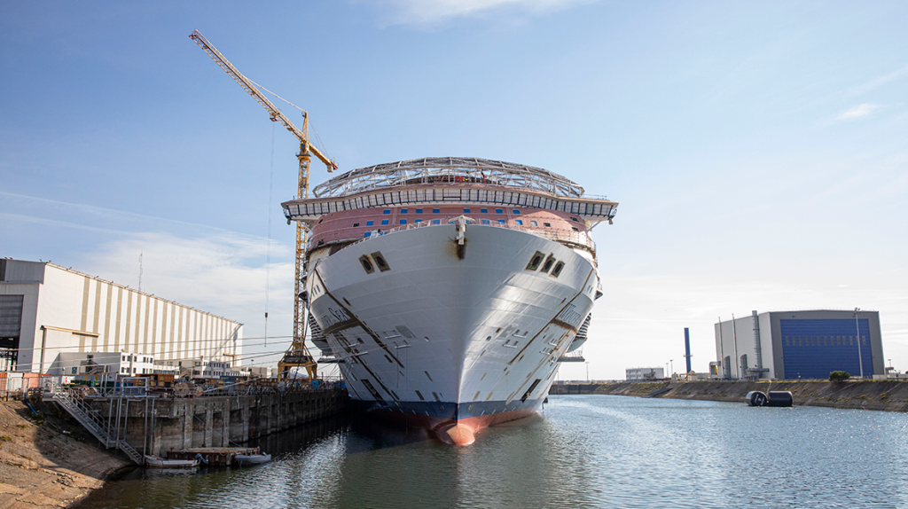 Illustration of a customer case practicing the lean management method to build ships. Image of a cruise ship under construction by Chantiers de l'Atlantique.