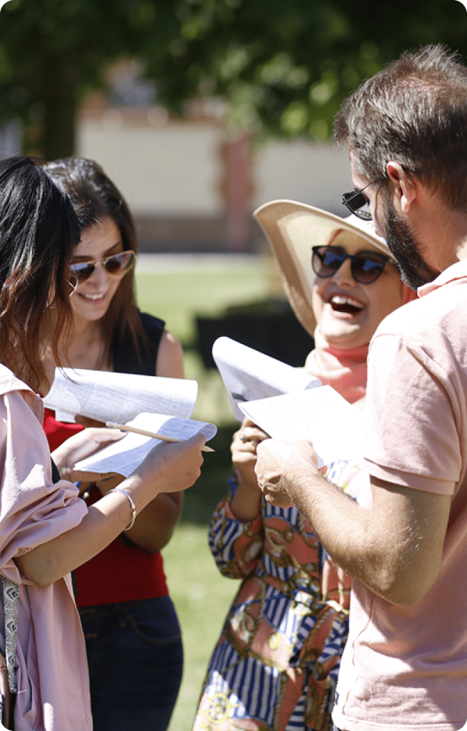 Les employés de iObeya collaborent à une activité de team building en plein air, en riant.