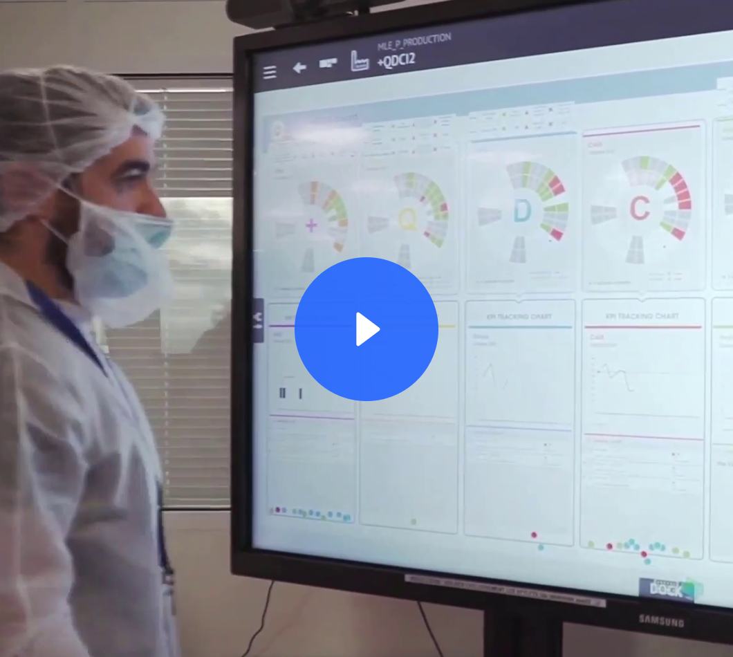 Photo d'un collaborateur pratiquant le lean manufacturing et plus particulièrement le SQDC sur un panneau virtuel iObeya