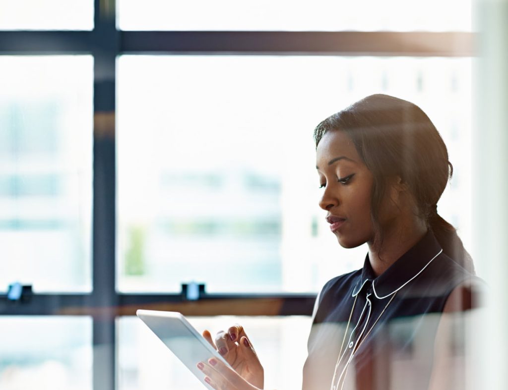 Photo d'une femme qui se connecte à son compte iObeya sur tablette