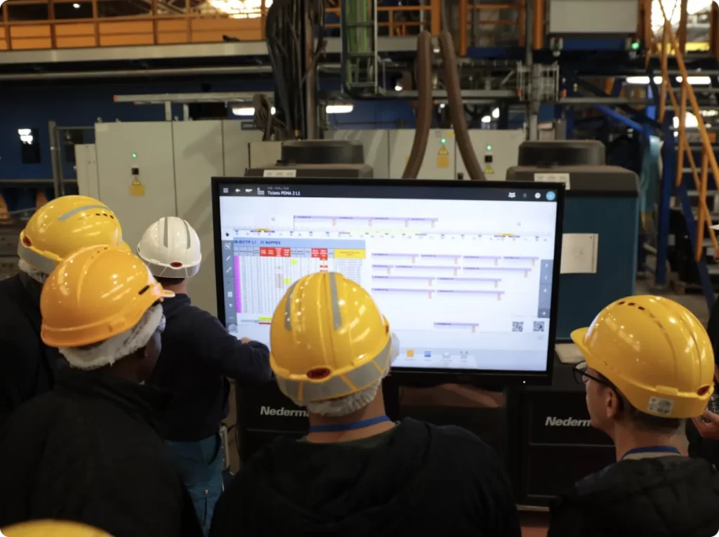 Picture of a shop floor team using iObeya on a digital screen
