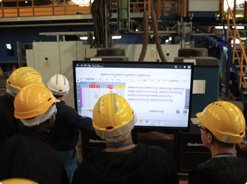 Photo d'une équipe dans un atelier utilisant iObeya sur un écran numérique