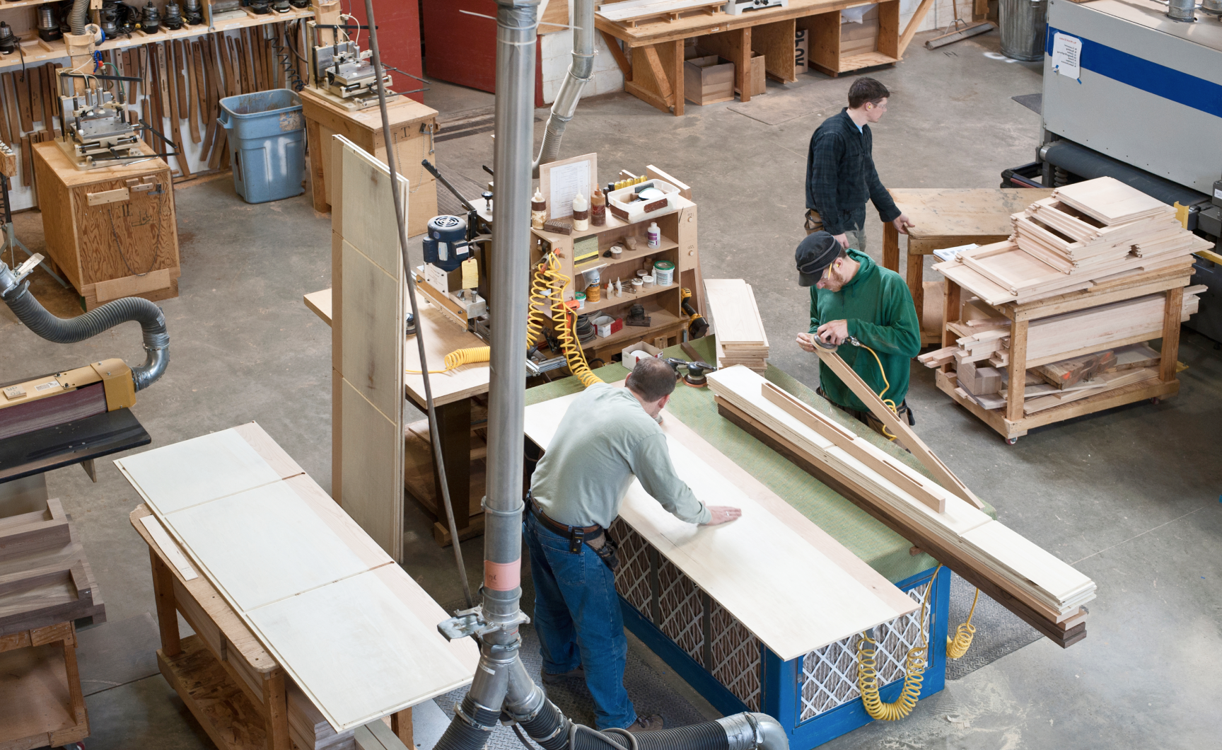 Hommes dans un petit atelier de fabrication avec des outils de travail du bois.