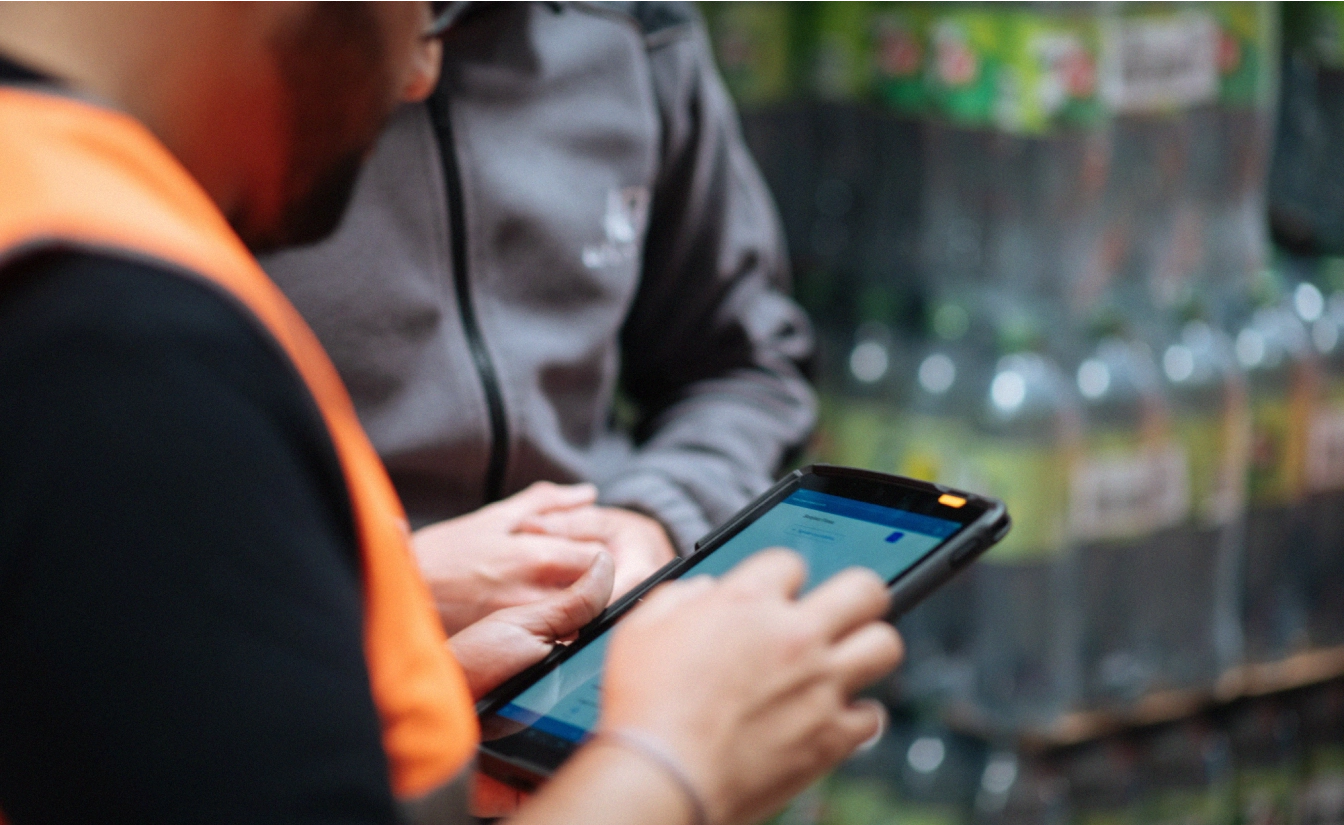 Employee at Manufacturing site using digital visual Management and Lean practices with iObeya with data transferred from Poka for autonomous process confirmation.